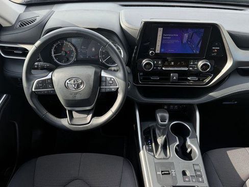 Certified 2025 Toyota Highlander LE FWD image 10