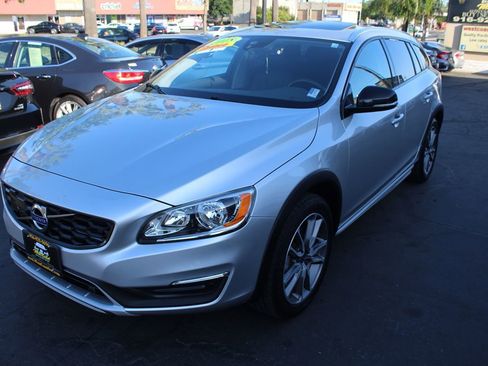 Used 2018 Volvo V60 T5 Cross Country image 4