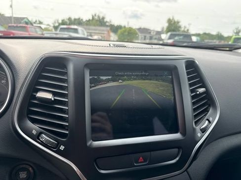 Used 2022 Jeep Cherokee Latitude AWD/4WD image 22