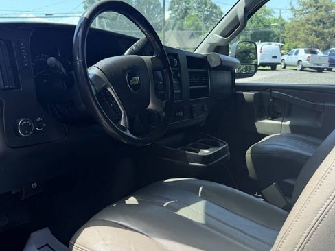 Used 2017 Chevrolet Express 2500 RWD image 4