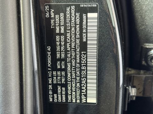 Certified 2025 Porsche Macan image 34