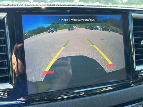 Used 2024 Chrysler Pacifica Touring-L FWD image 11