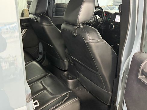 Used 2015 Jeep Wrangler Unlimited Sahara w/ Connectivity Group AWD/4WD image 15