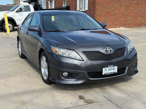 Used 2011 Toyota Camry SE w/ SE Extra-Value Pkg #1 FWD image 2