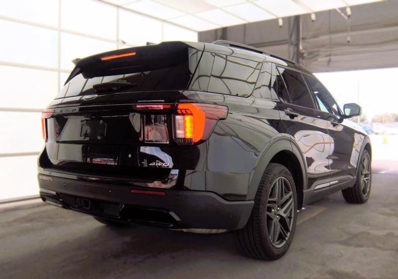 Used 2025 Ford Explorer ST-Line w/ ST-Line Street Pack AWD/4WD image 3