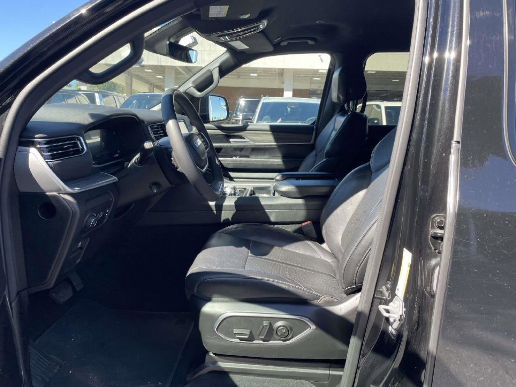 Certified 2024 Jeep Wagoneer L Series II w/ Flexible Seating Group AWD/4WD image 28