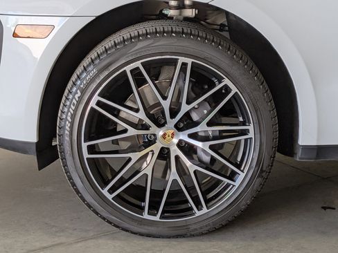 Certified 2026 Porsche Macan AWD/4WD image 15