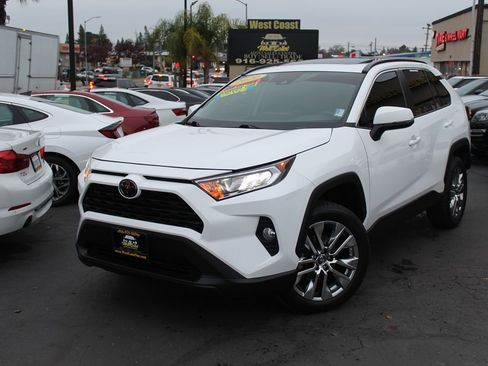 Used 2020 Toyota RAV4 XLE Premium image 43