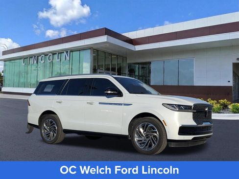 Certified 2025 Lincoln Navigator Reserve AWD/4WD image 3