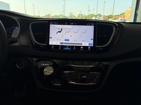 Used 2025 Chrysler Pacifica Select FWD image 8