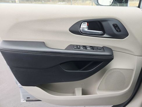 Used 2024 Chrysler Pacifica Touring-L image 36