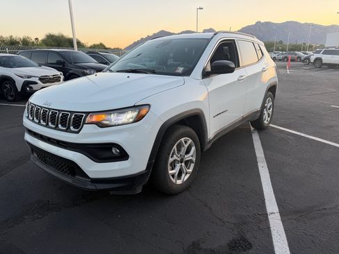 Used 2025 Jeep Compass Latitude AWD/4WD image 3