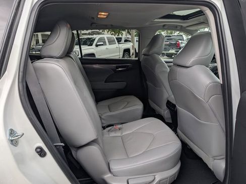 Used 2023 Toyota Highlander Limited AWD/4WD image 19