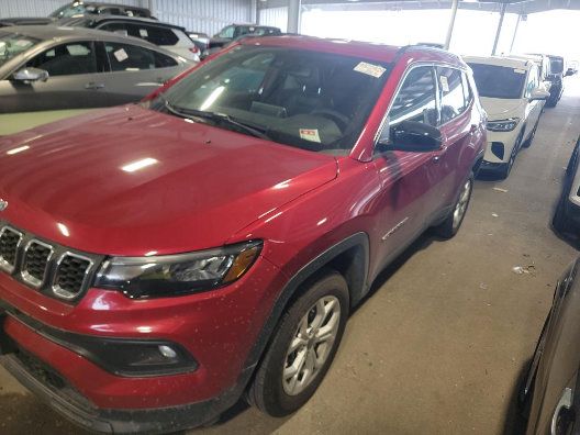 Used 2025 Jeep Compass Latitude AWD/4WD image 3