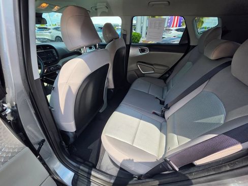 Used 2023 Kia Soul LX w/ LX Technology Package FWD image 11
