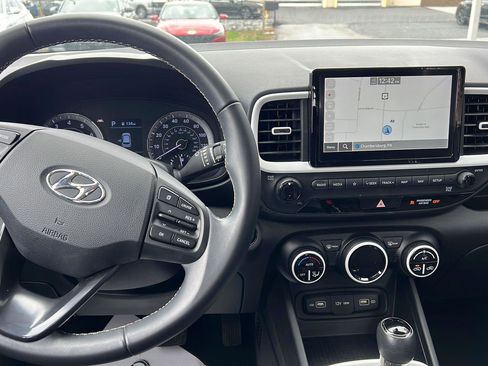 Used 2022 Hyundai Venue Limited image 10