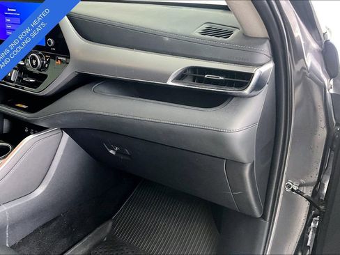 Used 2024 Toyota Highlander Platinum FWD image 19