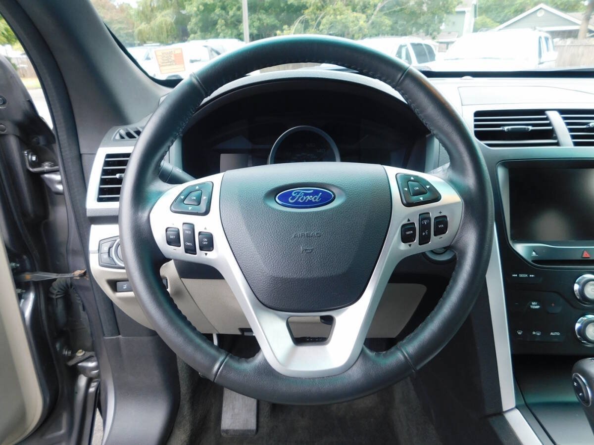 Used 2014 Ford Explorer XLT w/ Equipment Group 202A AWD/4WD image 11