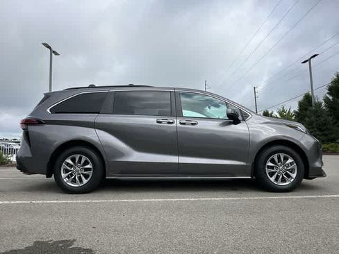Used 2022 Toyota Sienna LE AWD/4WD image 3