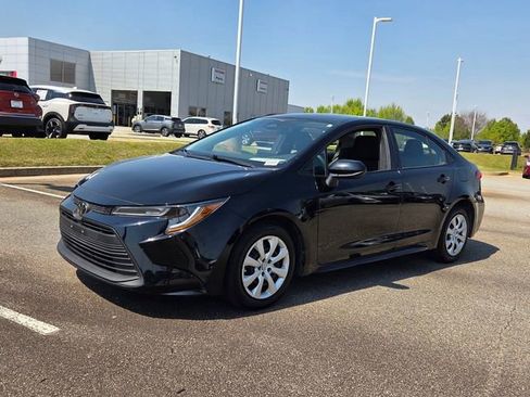 Used 2025 Toyota Corolla LE image 3