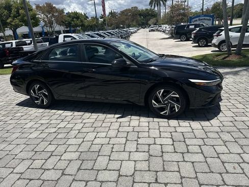 Used 2025 Hyundai Elantra SEL FWD image 15