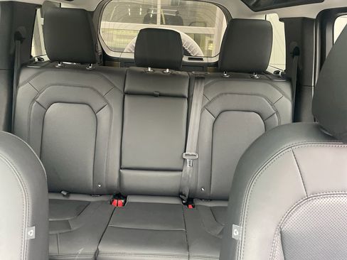 Used 2025 Land Rover Defender 110 X-Dynamic SE image 11