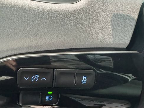 Used 2016 Toyota Prius Four Touring FWD image 22