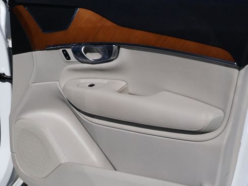 Used 2022 Volvo XC90 T6 Momentum w/ Advanced Package image 18