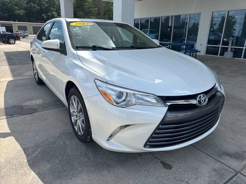 Used 2017 Toyota Camry XLE w/ Moonroof Package FWD image 1