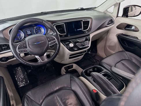 Used 2017 Chrysler Pacifica Touring-L FWD image 18