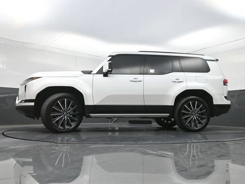 Used 2024 Lexus GX 550 w/ Accessory Package (2T) AWD/4WD image 31