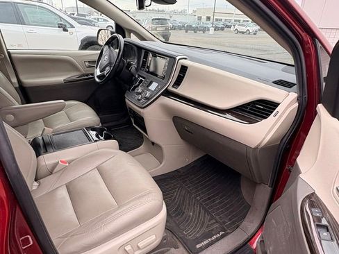 Used 2020 Toyota Sienna XLE image 16