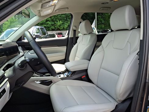 Certified 2024 Kia Telluride S FWD image 13