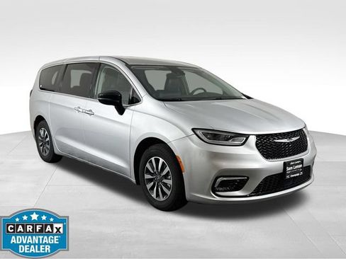 Used 2024 Chrysler Pacifica Limited FWD image 1