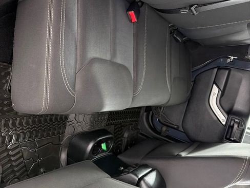 Used 2016 Jeep Wrangler Unlimited Rubicon w/ Connectivity Group image 17