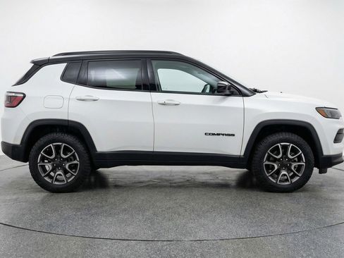 Used 2025 Jeep Compass Trailhawk image 11