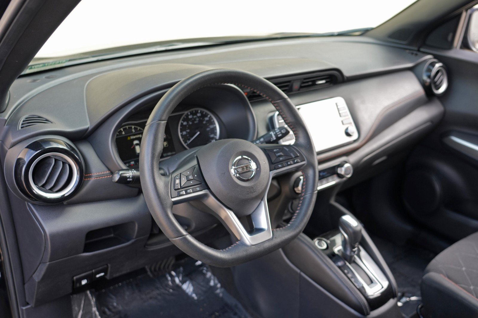 Used 2020 Nissan Kicks SR FWD image 12