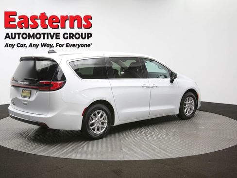 Used 2024 Chrysler Pacifica Touring-L image 40