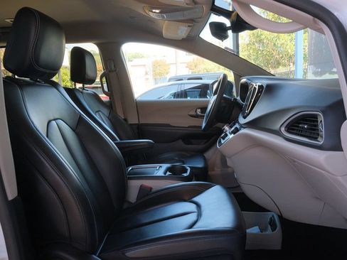 Used 2023 Chrysler Pacifica Touring-L FWD image 29