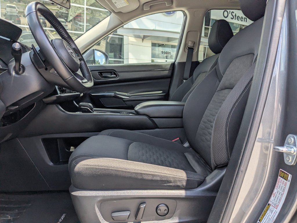 Used 2025 Nissan Pathfinder SV AWD/4WD image 2