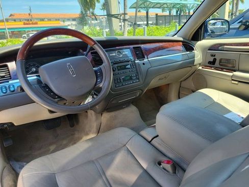 Used 2011 Lincoln Town Car Signature Limited RWD image 14