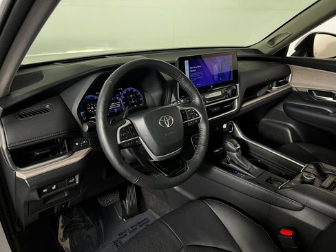 Certified 2025 Toyota Grand Highlander AWD image 12
