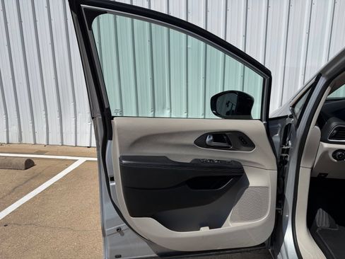 Used 2024 Chrysler Pacifica Touring-L FWD image 21