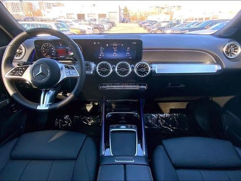 Used 2025 Mercedes-Benz GLB 250 4MATIC image 12