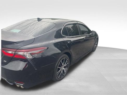 Used 2021 Toyota Camry SE FWD image 3