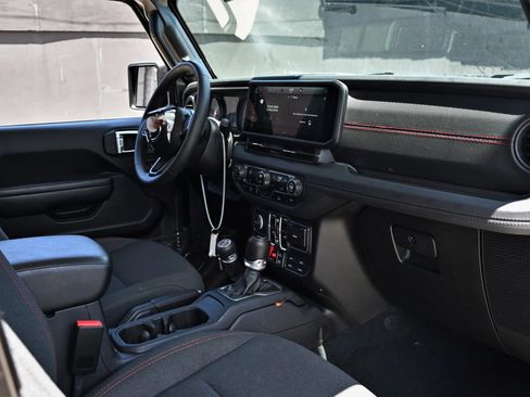 Used 2024 Jeep Wrangler Unlimited Rubicon AWD/4WD image 17