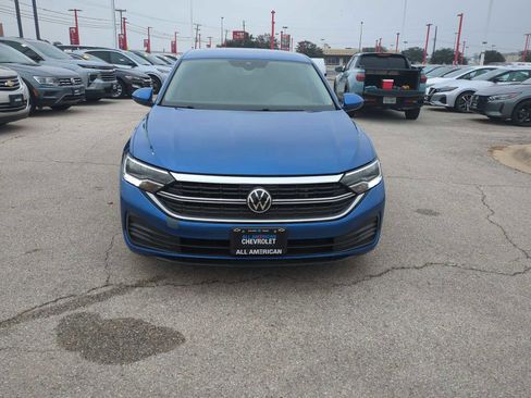 Used 2022 Volkswagen Jetta SE image 3