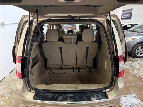 Used 2015 Chrysler Town & Country Touring-L w/ Driver Convenience Group image 7