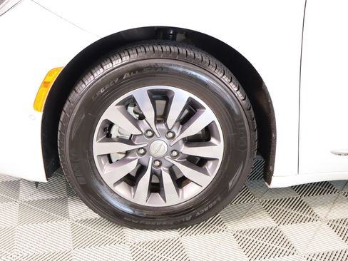 Used 2020 Chrysler Pacifica Touring-L Plus w/ Advanced Safetytec Group FWD image 18