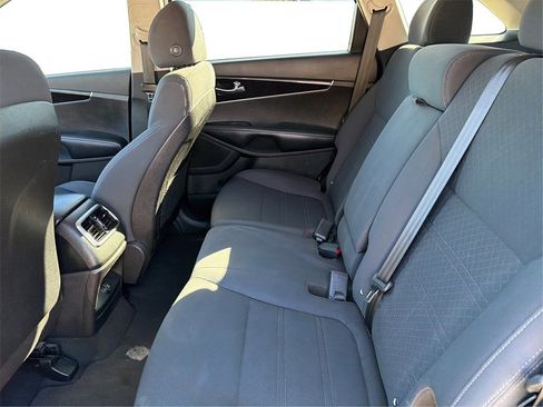 Used 2018 Kia Sorento L image 11
